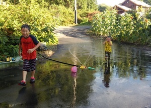 「水遊びする弟達」片柳碧仁