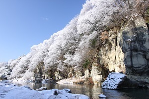 『雪化粧の片品川』星野　晃彦