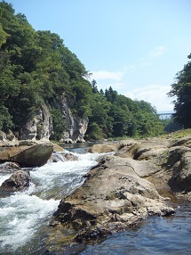 『岩山に囲まれた片品川』井上　優