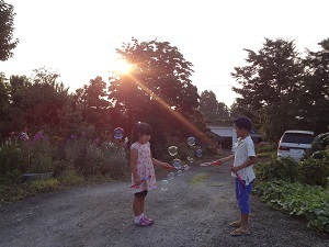 『夕日の前で仲良くしゃぼん玉』高橋　諒成