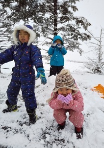 「雪遊びをしている子どもたち」星野麗